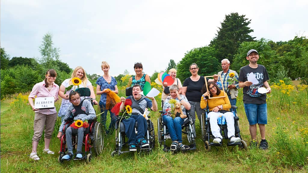 Kunden und Mitarbeiter auf einer grünen Wiese